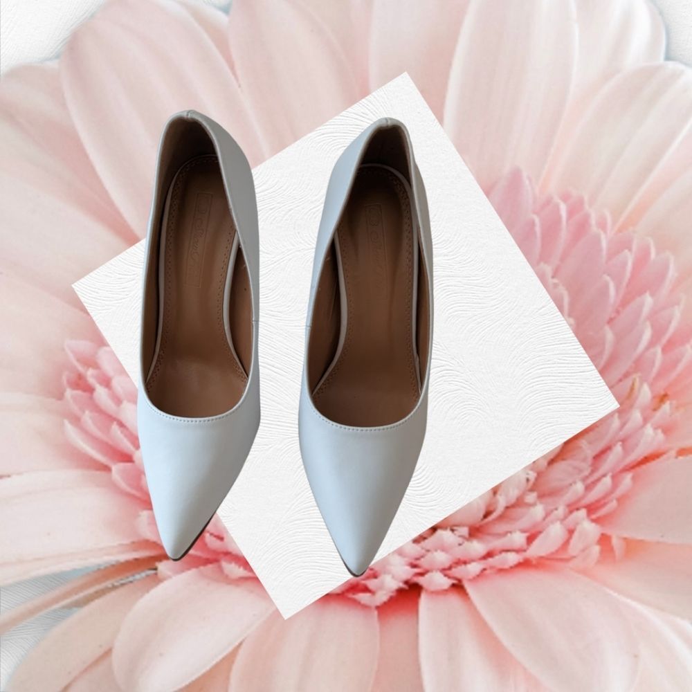 Sleek Pointed-Toe Women’s Heels in white